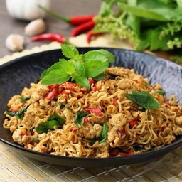 มาม่าผัดกะเพราหมูชิ้น