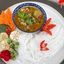 ขนมจีนแกงเขียวไก่ และ ผักสด (หรือเปลี่ยนเป็นข้าวสวยระบุได้ค่ะ)