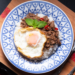 ผัดกะเพราเนื้อราดข้าว