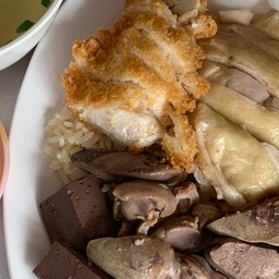 ข้าวมันไก่ต้มผสมทอดใส่เครื่องใน