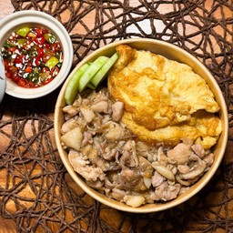 ผัดกระเทียมน้ำมันหอย+ไข่เลือกได้ฟรี