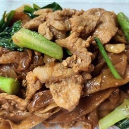 เจ้ชม  ราดหน้า  ผัดซิอิ้ว 1