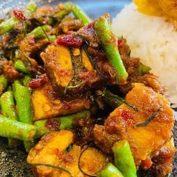 ผัดพริกขิงหมูกรอบ (กับข้าว)