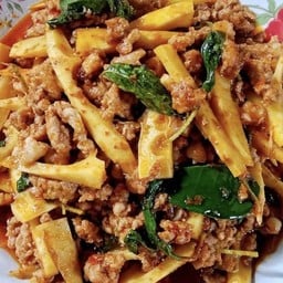 ผัดพริกแกง-ใส่หน่อไม้