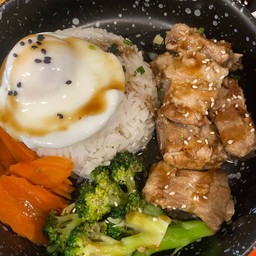 ข้าวหน้าซี่โครงหมูตุ๋น