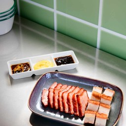 หมูกรอบ หมูแดง (ล้วน)  แถมฟรี น้ำกระเจี้ยบพุทธาจีน เย็นสดชื่น