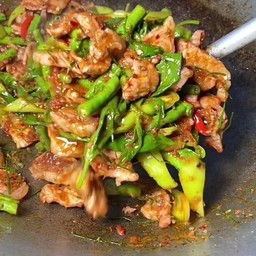 หมูชิ้นผัดพริกแกง กับข้าว