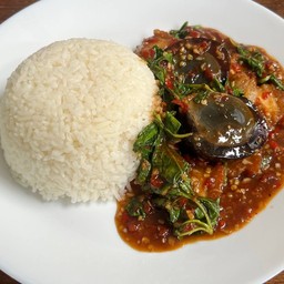 ข้าวกะเพราไข่เยี่ยวม้าหมูกรอบ