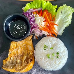 ข้าวหน้าปลากระพงทอดน้ำปลา ไข่ดาว