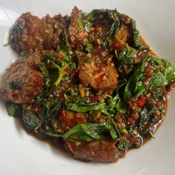 หมูกรอบกะเพรา ถุงละ 80 กรัม