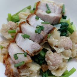 บะหมี่เกี๊ยวหมูกรอบ