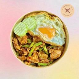 ผัดพริกแกงหมูชิ้น + ไข่ดาว