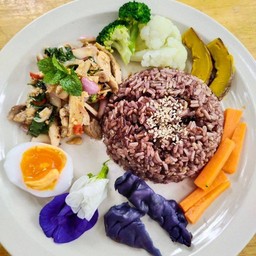 ข้าว 3 สี กระเพราอกไก่