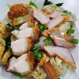 เกี๊ยวหมูแดงหมูกรอบ