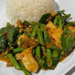 ผัดพริกแกงถั่วไก่ราดข้าว