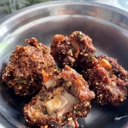 ข้าวไข่ขยี้ลาบงัวทอด