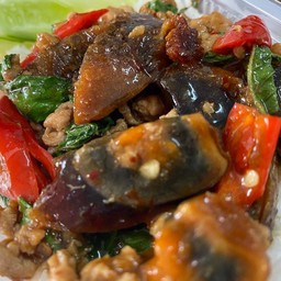 กระเพราหมูไข่เยี่ยวม้า