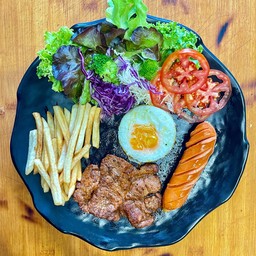 Set B หมูพริกไทยดำ ไส้กรอกไข่ดาวเฟรนฟราย ผักสลัด