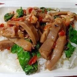 กระเพราหมึกกรอบ ราดข้าว