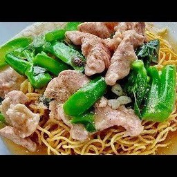 หมี่กรอบราดหน้าหมูหมัก