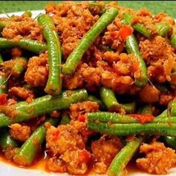 หมูสับผัดพริกแกง กับข้าว