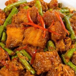 หมูกรอบผัดพริกแกง กับข้าว
