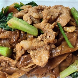 เส้นใหญ่ผัดซิอิ๊วหมู