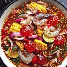 ยำแซ่บไข่แดงเค็ม กุ้งสด ข้าวโพด ปลาร้า ไม่ปลาร้า