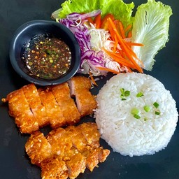 ข้าวสามชั้นทอดน้ำปลาจิ้มแจ่ว