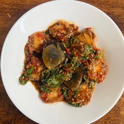 หมูกรอบกะเพราไข่เยี่ยวม้า ถุงละ 60 กรัม ไข่ 1 ฟอง