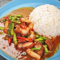 หมูกรอบผัดพริกแกง