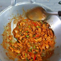 ผัดพริกแกงไก่ (กับข้าว) เนื้อไก่ 2 ขีด