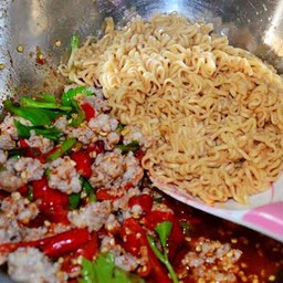 ยำมาม่าหมูสับ