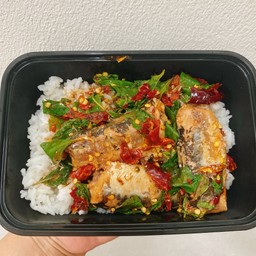 ข้าวกะเพราปลากระป๋องพริกแห้ง