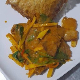 ผัดพริกแกงหน่อไม้หมูกรอบราดข้าว