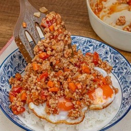 ไข่ระเบิดซอสมะเขือราดข้าว