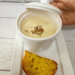 ซุปเห็ดหอม+ ขนมปังกระเทียม 1 แผ่น