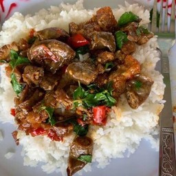 กระเพราไส้อ่อนราดข้าว แถมฟรีไข่ดาว
