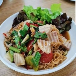 ยำเส้นเอฟเอฟไก่ยอแซ่บนัว