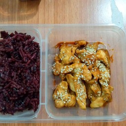 อกไก่ผัดซีอิ๋ว