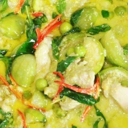 แกงเขียวหวานมะเขือเปราะพร้อมข้าวสวย