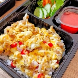 ข้าวไข่ขยี้หมูสับ หอมแดง พริกสด