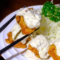 ข้าวหน้าไก่ทอดราดทาท่าร์ซอส แถมไข่ดาวทุกจาน