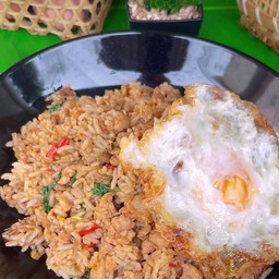 ข้าวคลุกผัดกะเพรา(ผัดข้าวรวมกับกะเพรา)+ไข่ดาว