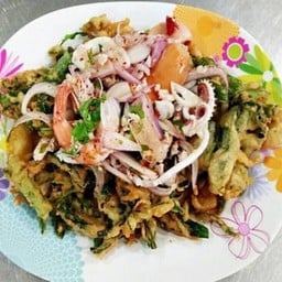 ยำผักบุ้งกรอบ