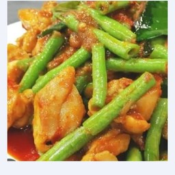 ผัดพริกแกงไก่ใส่ถั่ว