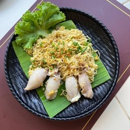 ผัดมาม่ากระเทียมหมึกยัดไส้