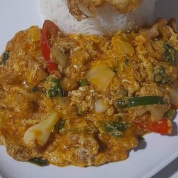 ผัดผงกะหรี่หมูราดข้าว