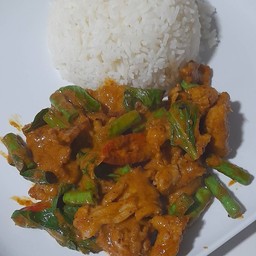 ผัดพริกแกงถั่วหมูชิ้นราดข้าว