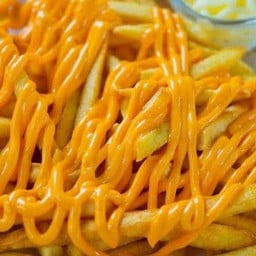 เฟรนฟรายราดซอสชีส